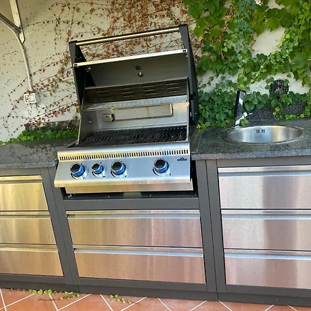 Orange Moderno Tra Gli Ulivi Di