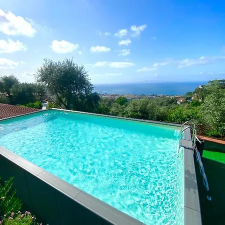 Orange Moderno Tra Gli Ulivi Di بيت للعطل سورينتو