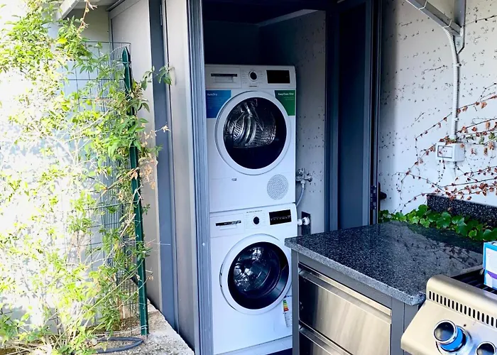 Orange Moderno Tra Gli Ulivi Di Feriehus *