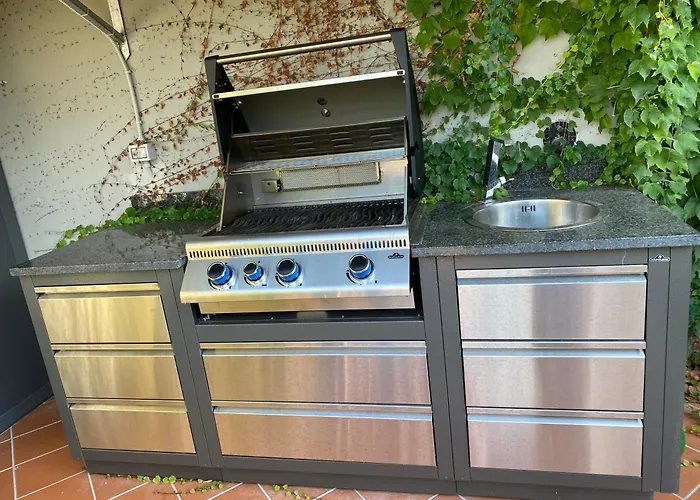 Orange Moderno Tra Gli Ulivi Di